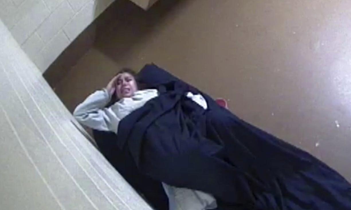 Nu pham nhan de con trong phong giam anh 1