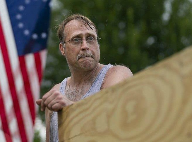 Bao 'quai vat' Dorian sap do bo, dan My rao riet gia co nha cua hinh anh