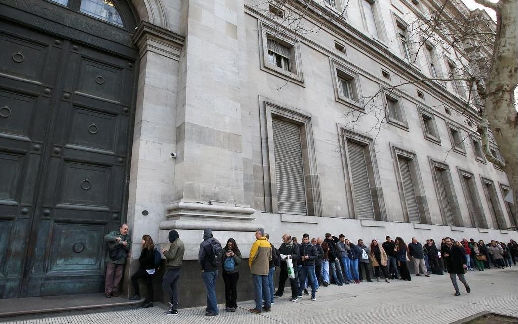 Argentina siet chat giao dich USD, nguoi dan do xo di rut tiet kiem hinh anh