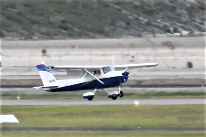 Giao vien bat tinh giua troi, phi cong tu ha canh trong lan bay dau hinh anh