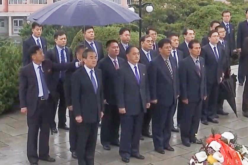 Ong Vuong Nghi vieng nghia trang chi nguyen quan TQ o Trieu Tien hinh anh