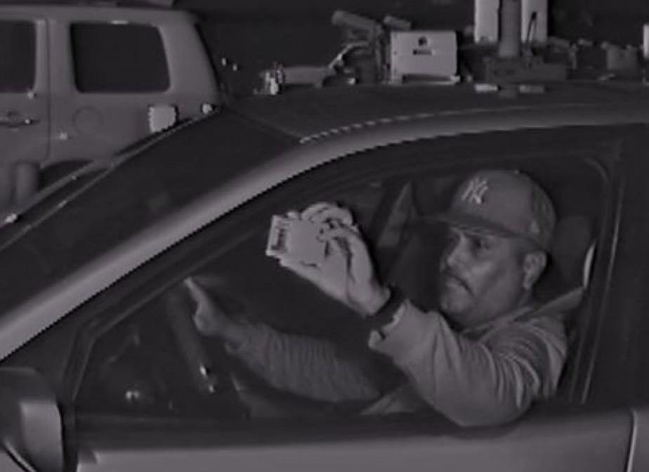 Cong dan My ra toa voi cao buoc giau xac di dan Trung Quoc sau cop oto hinh anh