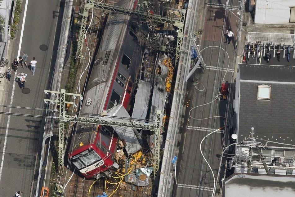 Tau hoa tong xe tai gan Tokyo, it nhat 30 nguoi bi thuong hinh anh