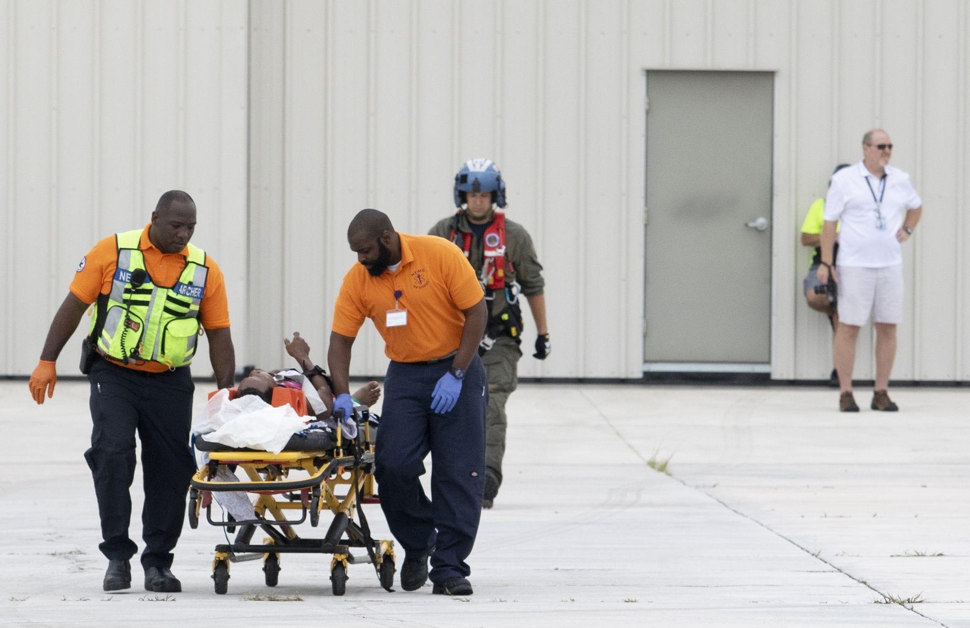 Bao quai vat Dorian thoi bay ca tre em anh 3