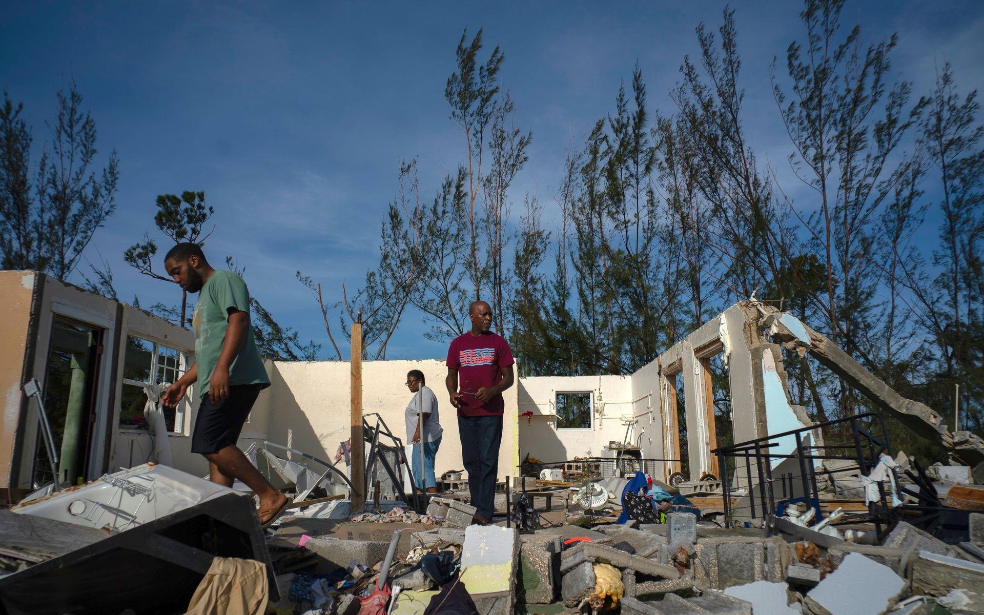Bao quai vat Dorian thoi bay ca tre em anh 1