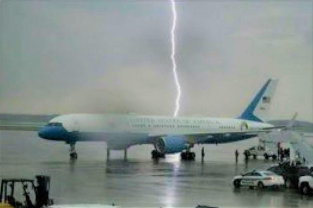 Tong thong Trump khoe anh set suot ngang chuyen co Air Force One hinh anh