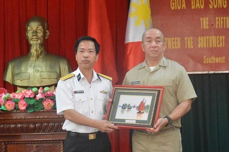 Hai quan Viet Nam va Philippines giao luu tai dao Song Tu Tay hinh anh