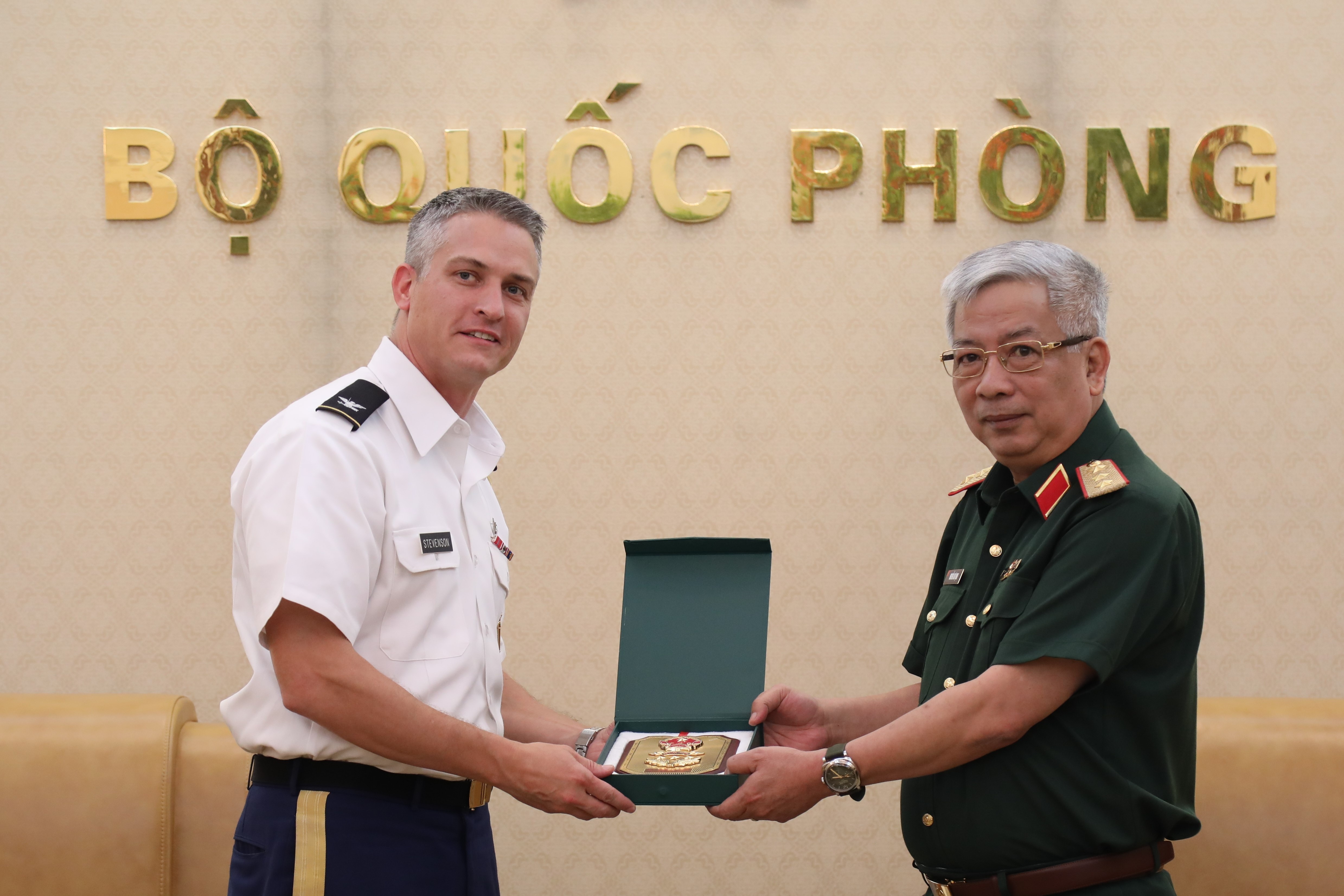 Thuong tuong Nguyen Chi Vinh tiep tuy vien quoc phong My hinh anh