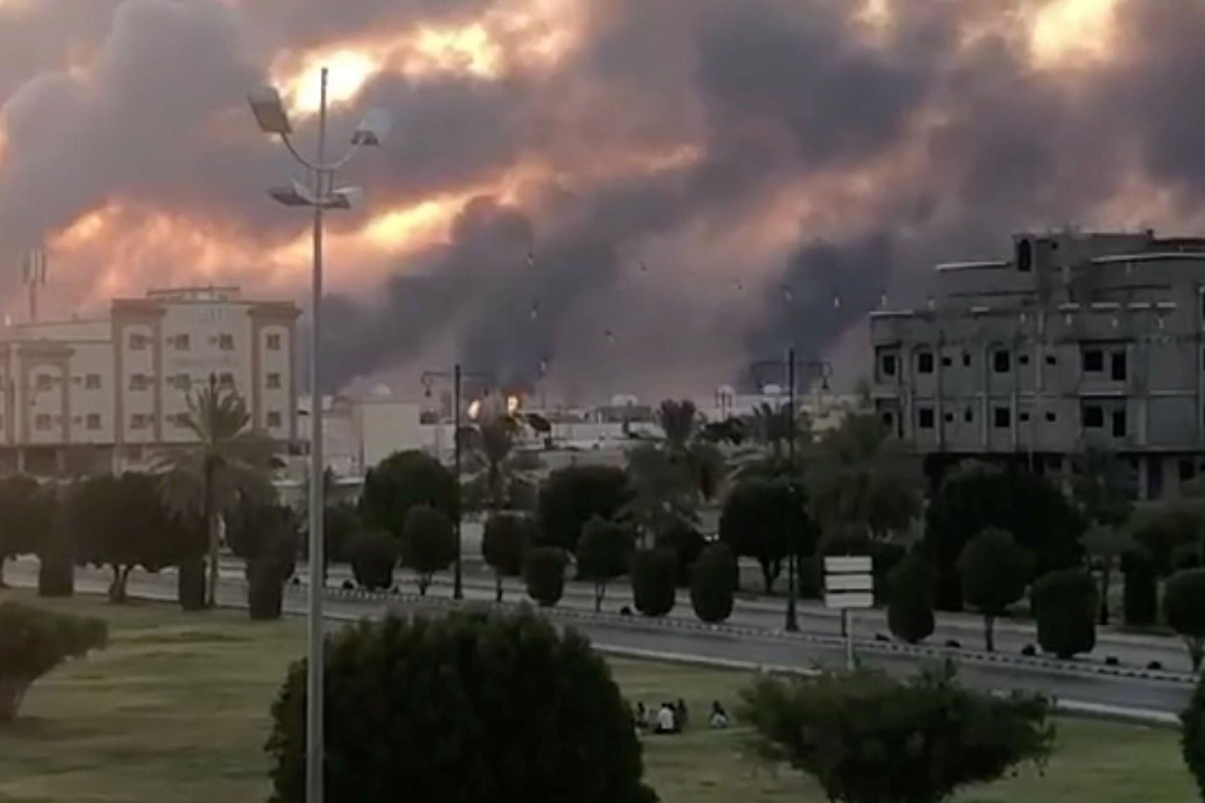 Iran phu nhan danh nha may dau Saudi, canh bao san sang chien tranh hinh anh