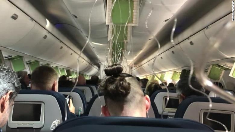 May bay My roi 9.000 m trong 7 phut, hanh khach hoang hot hinh anh