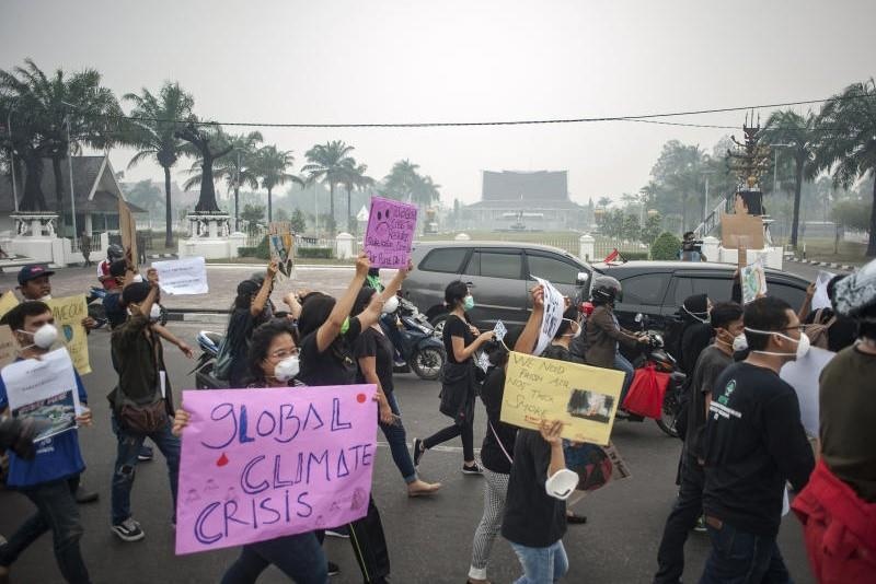 Gan 900.000 nguoi gap van de ho hap vi khoi bui chay rung Indonesia hinh anh