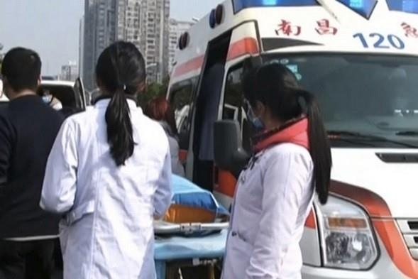 Xe tai lao vao cho o Trung Quoc, 10 nguoi thiet mang hinh anh