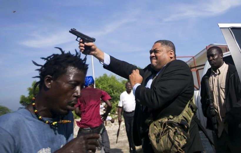 Nha bao bi ban vao mat khi nghi si Haiti no sung tu giai vay hinh anh