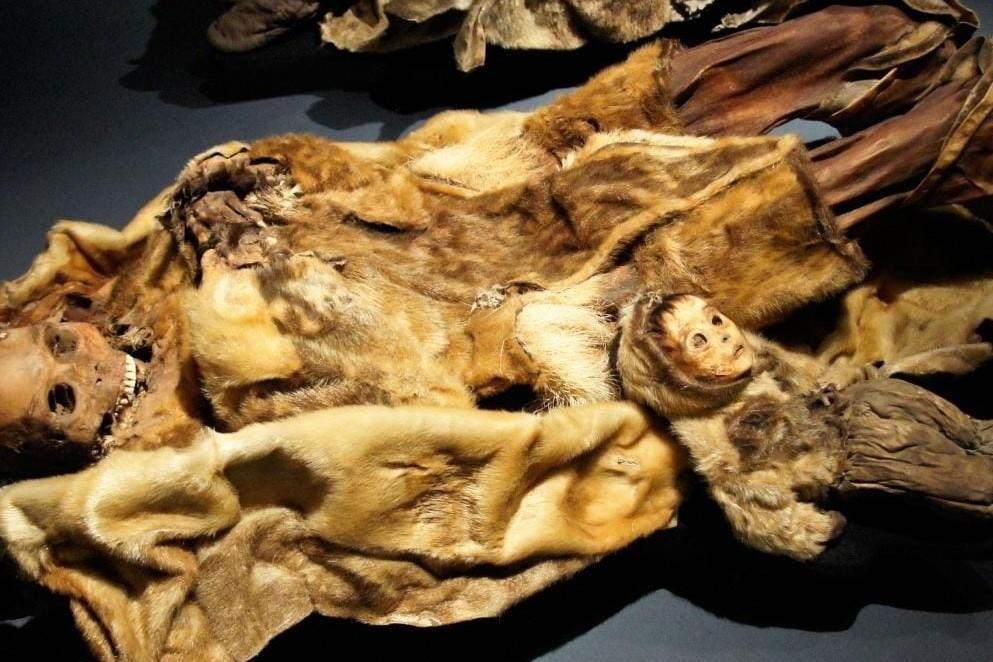 Bi an xac uop tho dan 500 nam con nguyen da, mong tay hinh anh