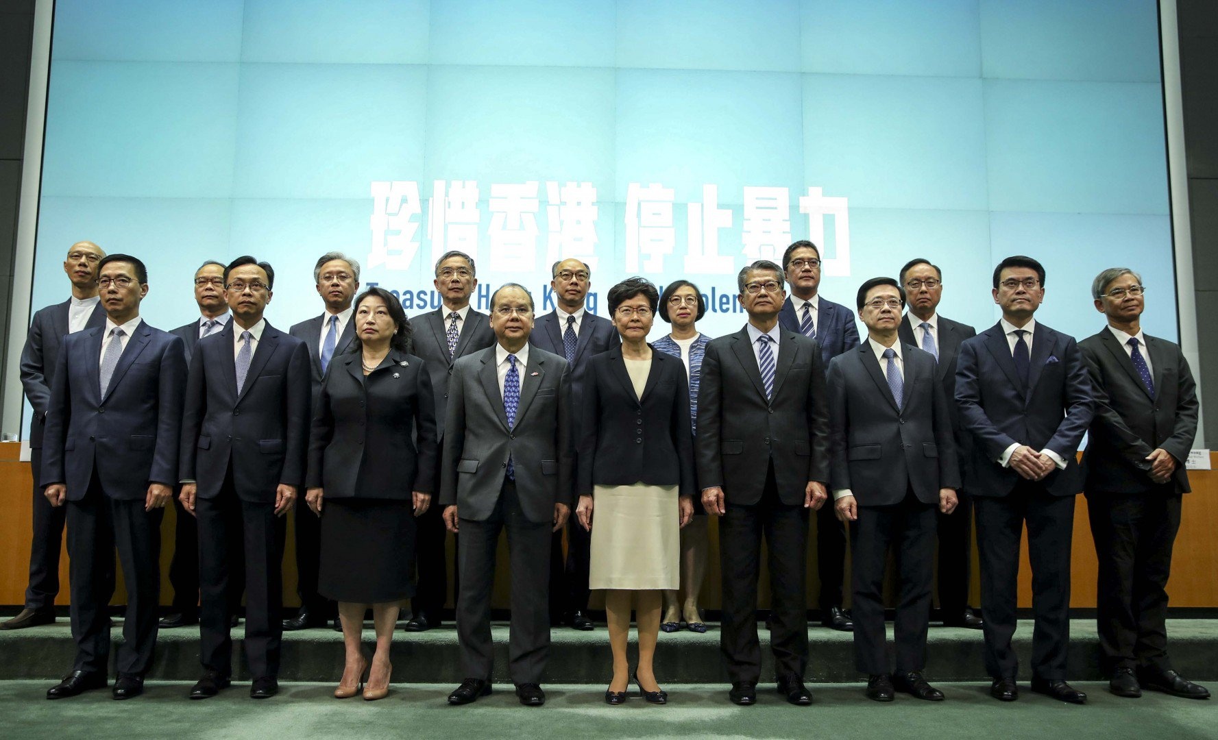 cam nguoi bieu tinh deo mat na anh 1