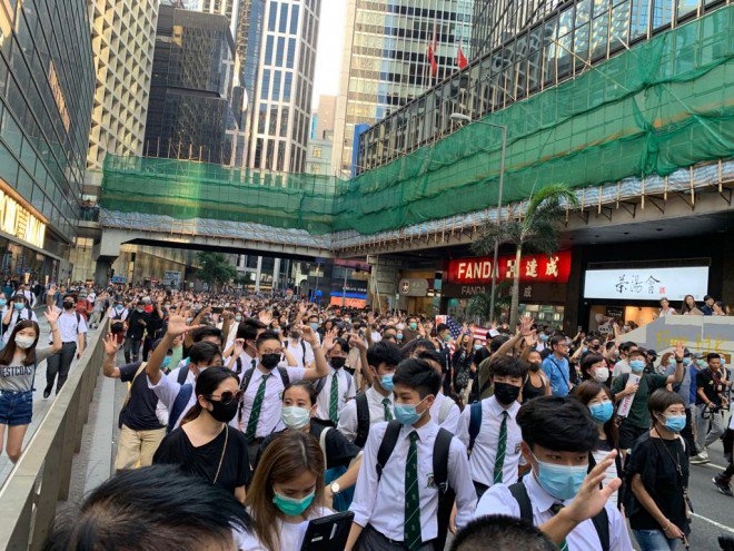 cam nguoi bieu tinh deo mat na anh 2