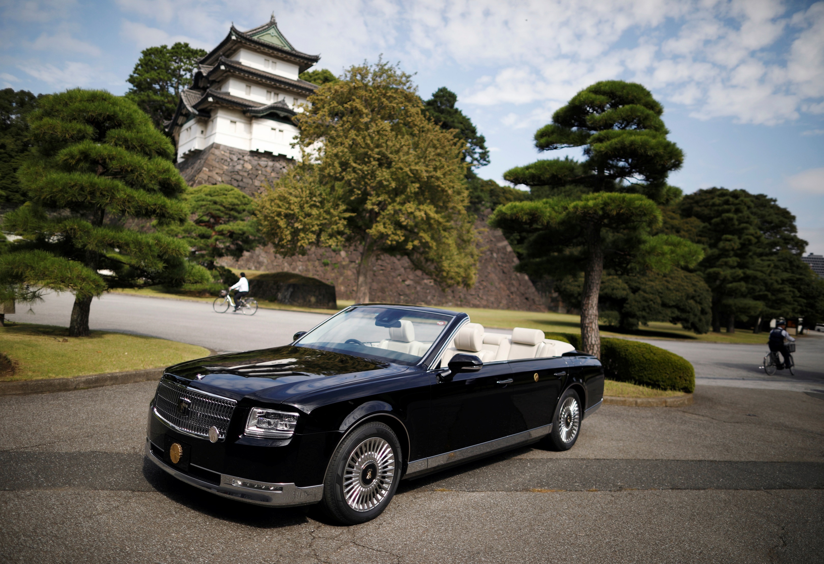 Xe mui tran dac biet cua Nhat hoang Naruhito anh 11