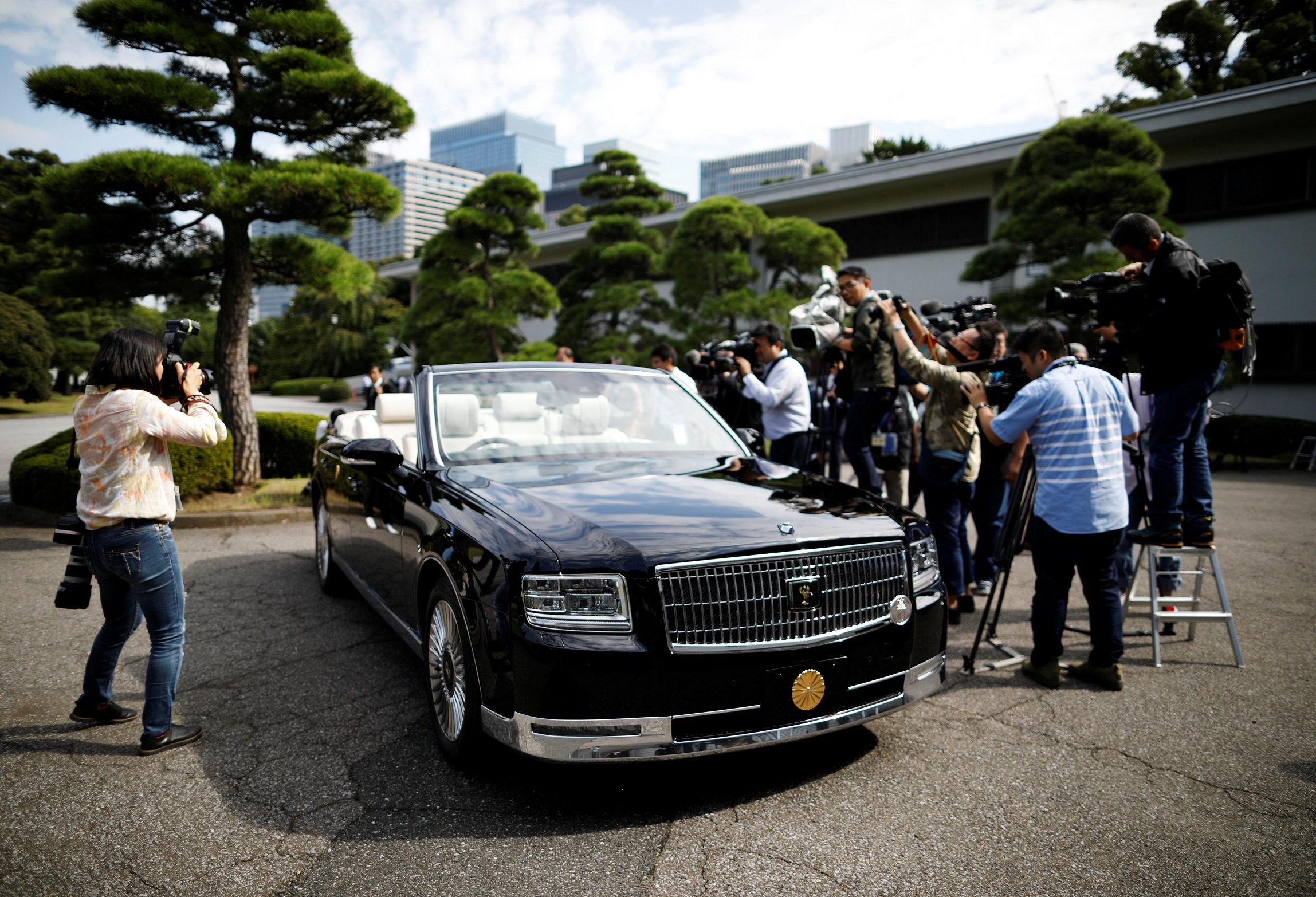 Xe mui tran dac biet cua Nhat hoang Naruhito anh 2