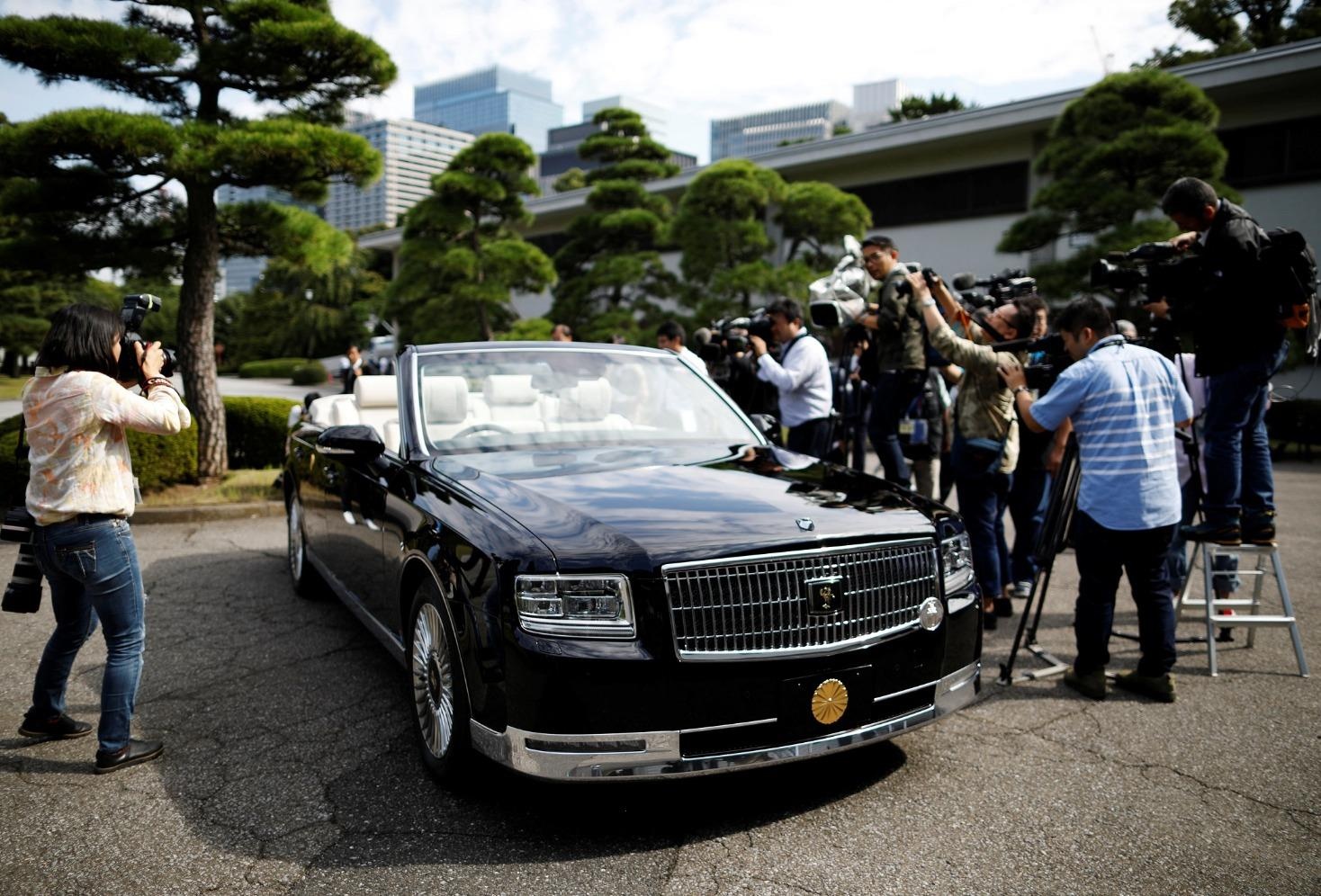 Xe mui tran dac biet cua Nhat hoang Naruhito cho le dang co hinh anh