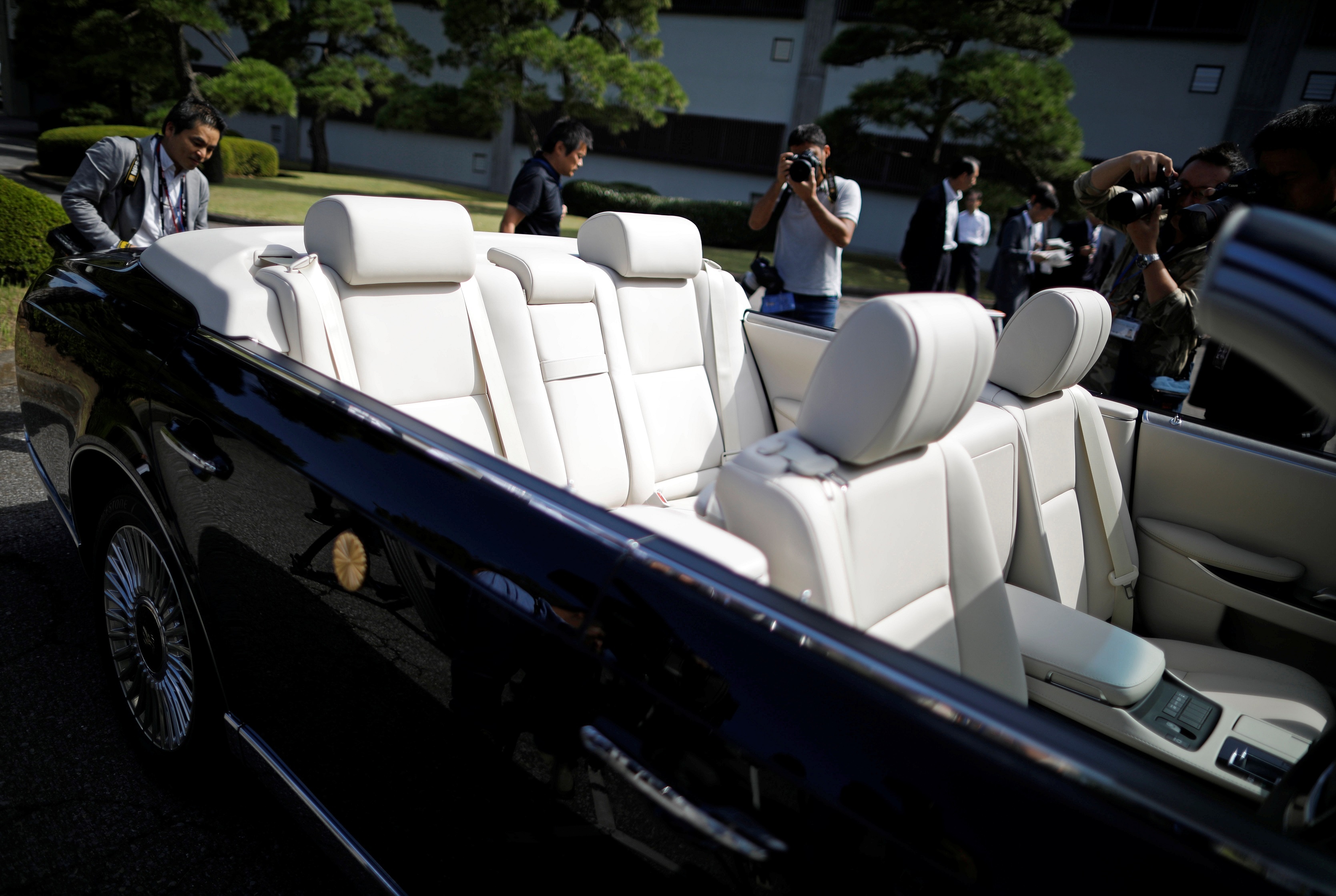 Xe mui tran dac biet cua Nhat hoang Naruhito anh 9