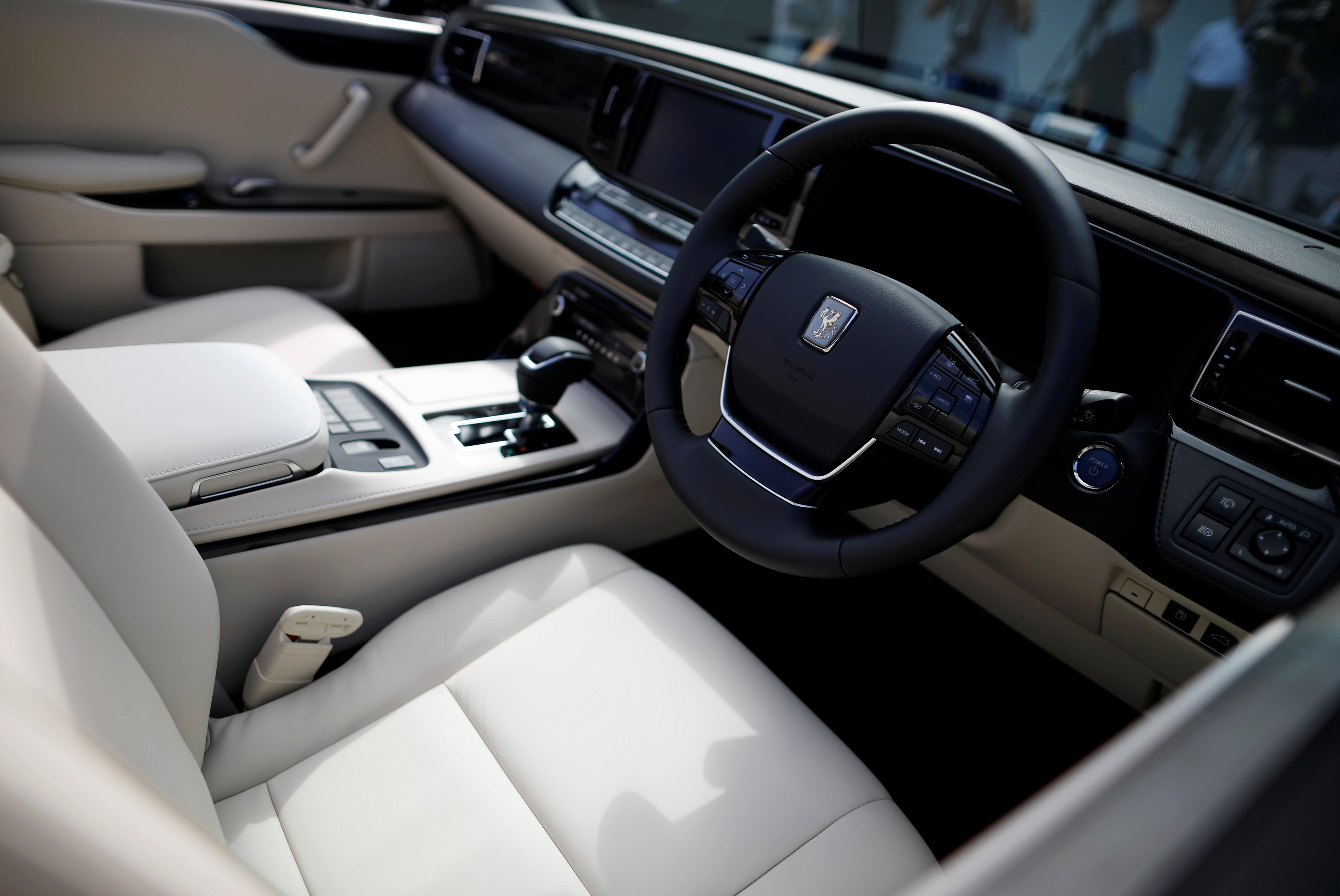 Xe mui tran dac biet cua Nhat hoang Naruhito anh 10