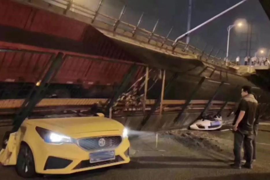 Sap cau vuot cao toc o Trung Quoc, nhieu oto bi de bep hinh anh