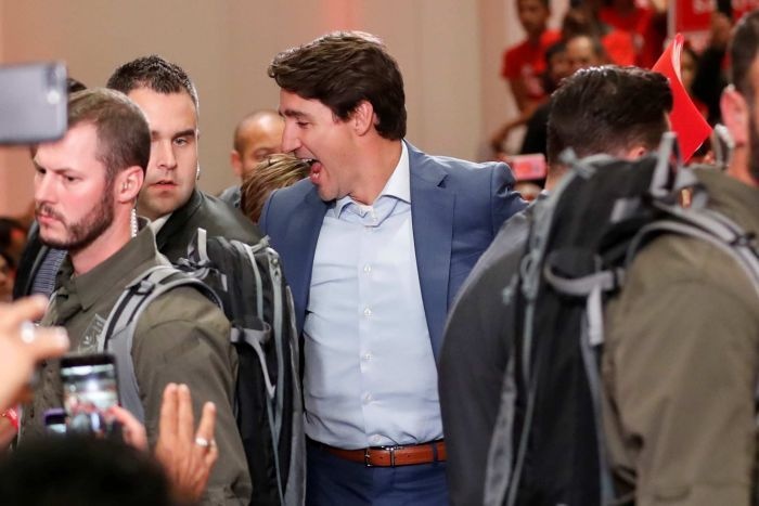 Trudeau ao chong dan anh 1