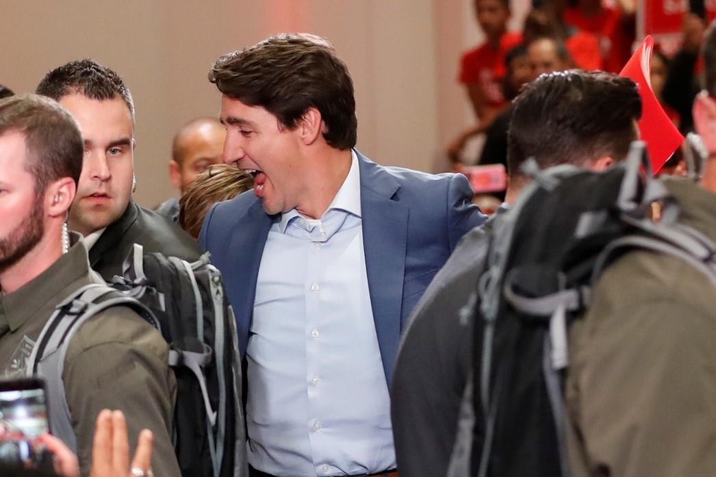 Thu tuong Trudeau mac ao chong dan tai su kien vi bi de doa hinh anh