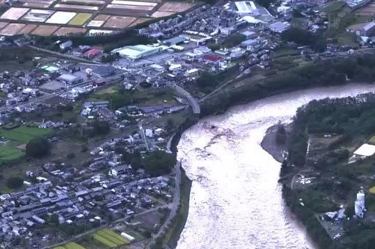 Sieu bao Hagibis lam nuoc song dang cao, gay sap cau o Nhat hinh anh
