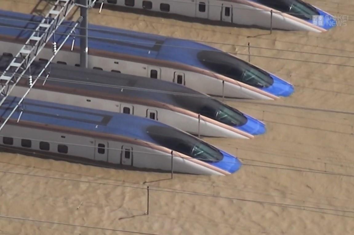 Tau cao toc Shinkanshen chim trong bien nuoc vi sieu bao Hagibis hinh anh