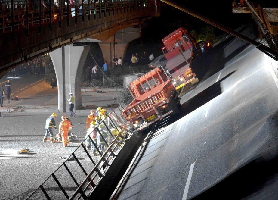 Xe tai cho vuot 115 tan gay sap cau o TQ lam 3 nguoi chet hinh anh