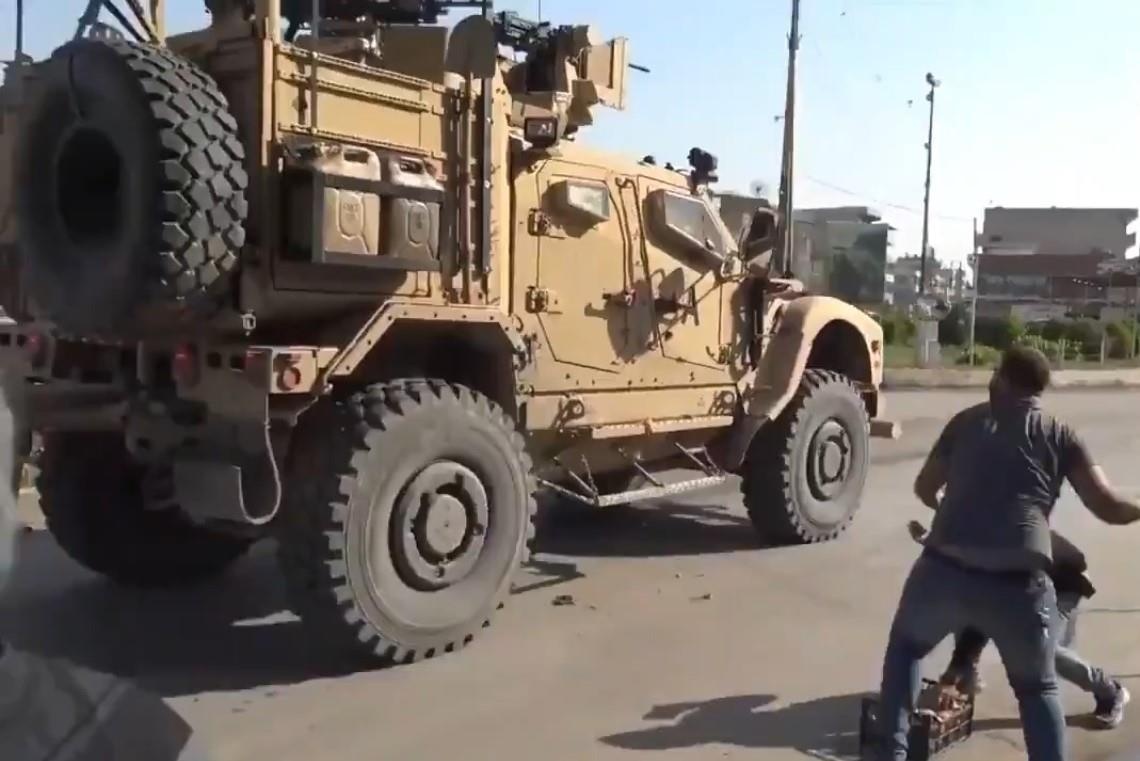 Nguoi Kurd nem ca chua vao xe quan su My rut khoi Syria hinh anh