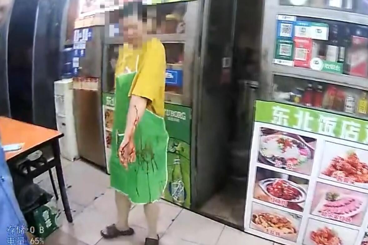 Me dung gay sat danh con gai chay mau vi 30 tuoi van doc than hinh anh