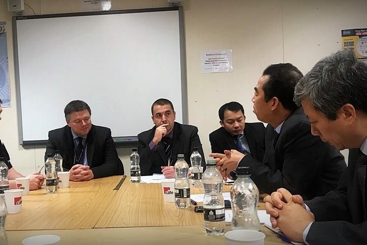 Vu 39 nguoi chet - doan cong tac Bo Ngoai giao den lam viec tai Anh hinh anh