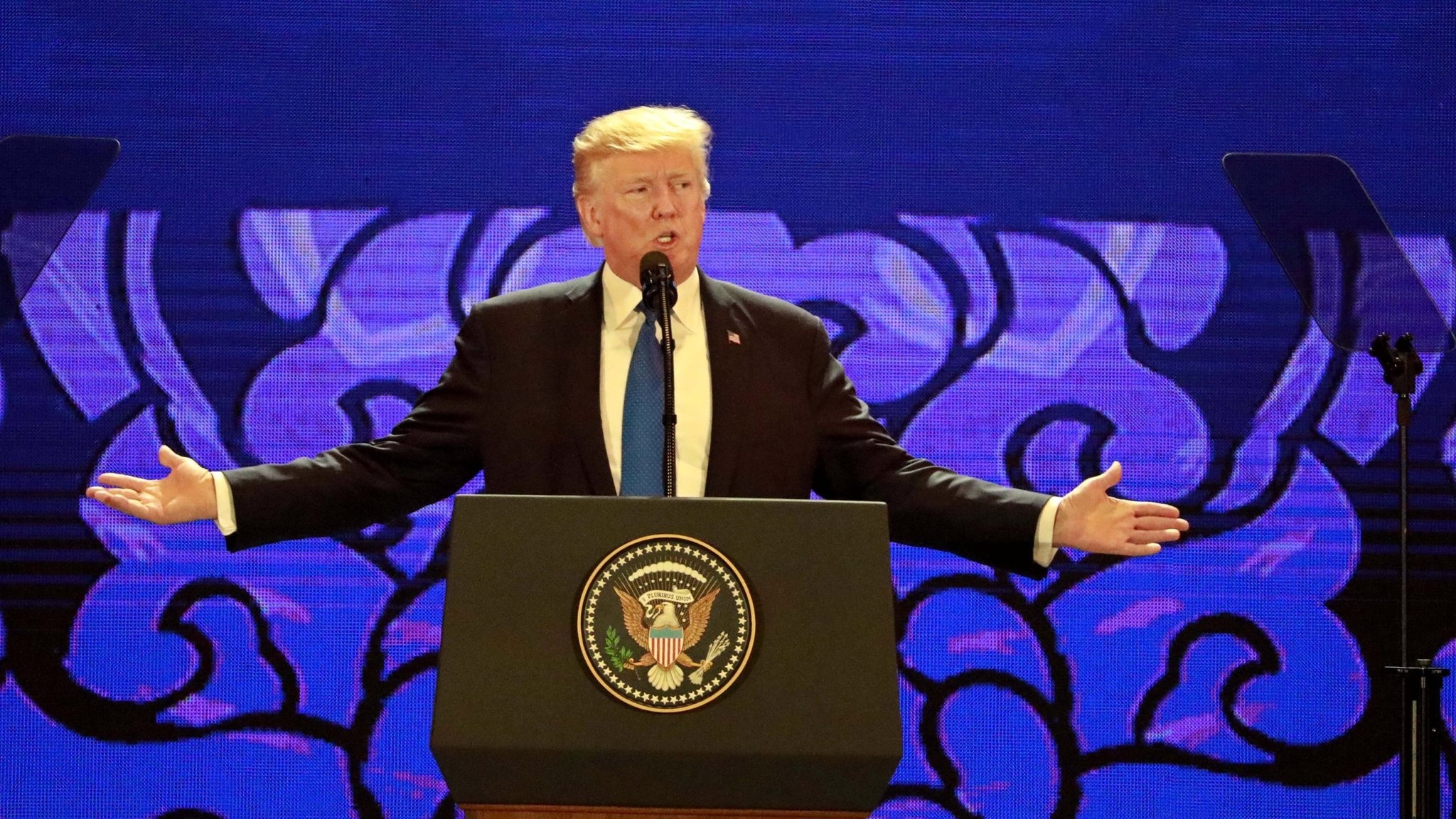 My cong kich Trung Quoc ngang nguoc gay bat on anh 1