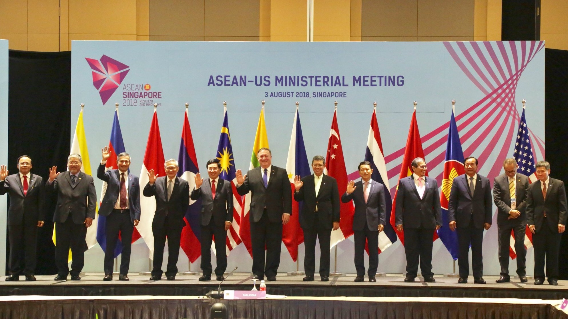 My cong kich Trung Quoc ngang nguoc gay bat on anh 2