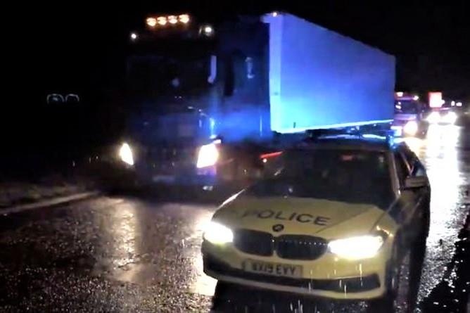 Canh sat Anh bat tai xe cho 15 nguoi vuot bien trong xe tai hinh anh