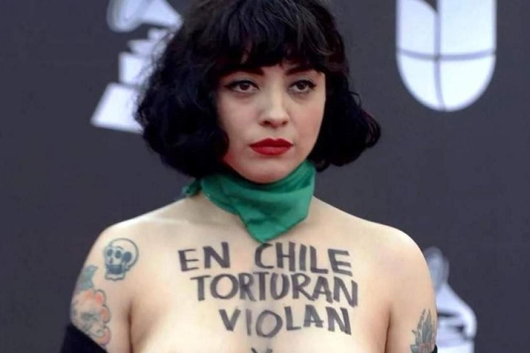 Ca si de nguc tran tren tham do, doi sua hien phap Chile hinh anh