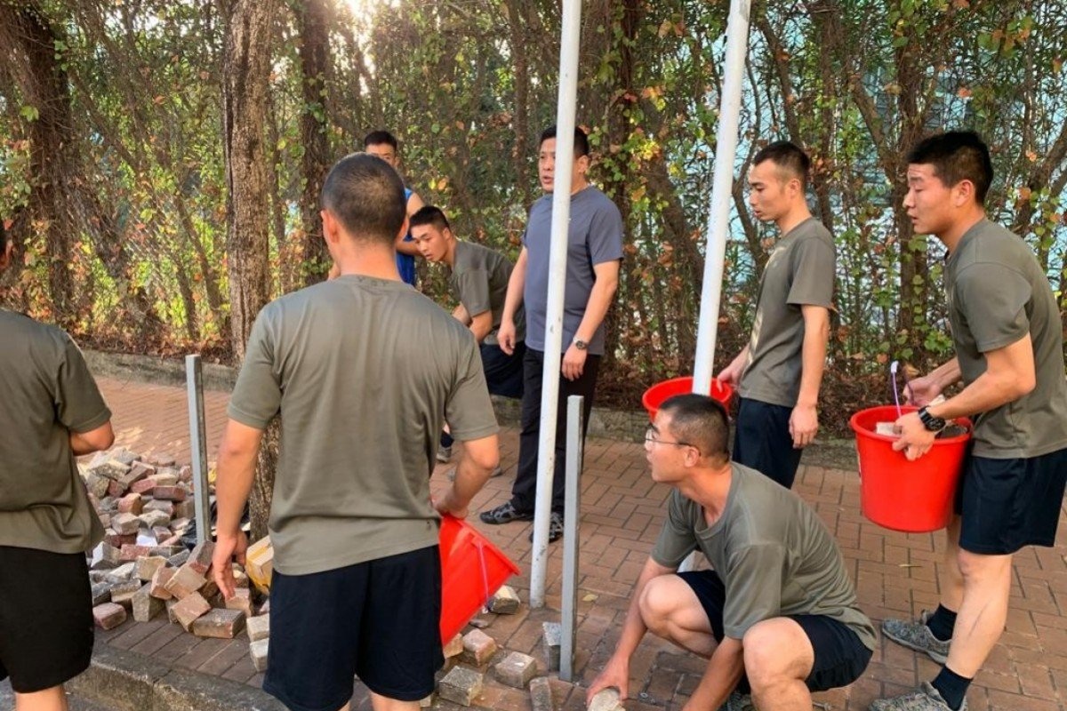 Quan nhan Trung Quoc xuong duong anh 1