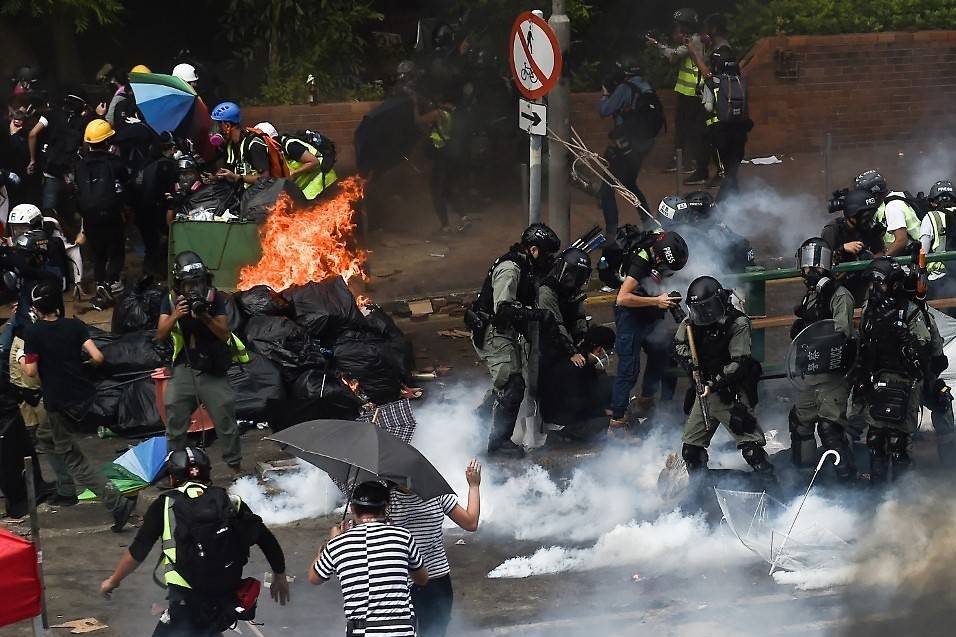 nguoi bieu tinh Hong Kong bi bat giu anh 1