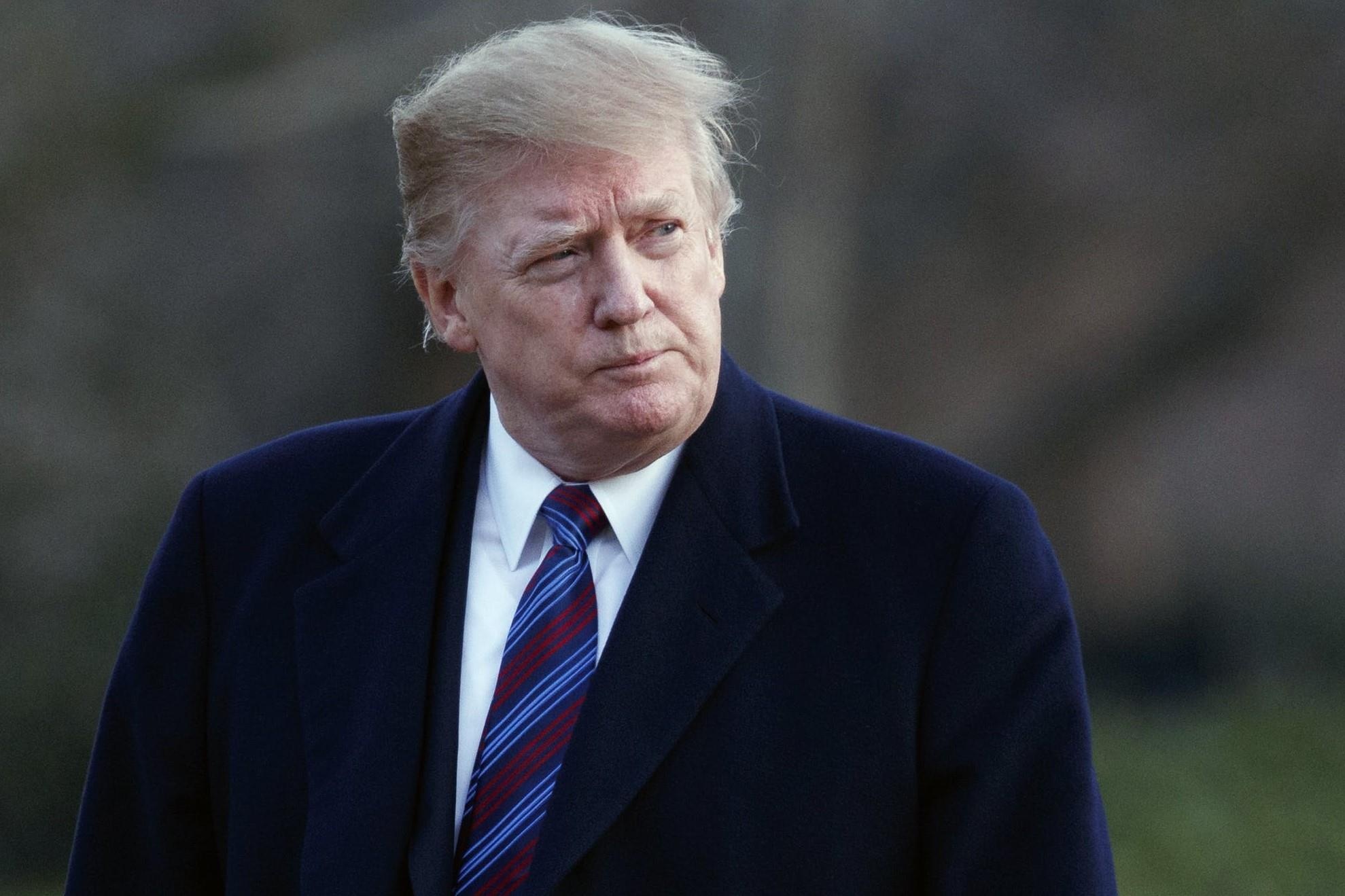 Bac si phu nhan tin TT Trump den vien kham vi tuc nguc hinh anh