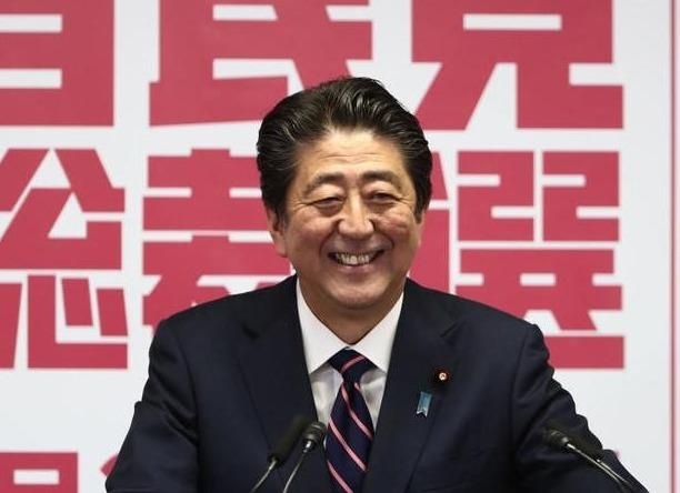 TT Abe vuot bao be boi, tro thanh thu tuong nam quyen lau nhat lich su hinh anh