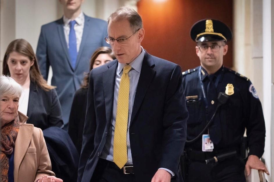 Hai nhan vien Nha Trang tu chuc vi lo ngai be boi Ukraine cua TT Trump hinh anh