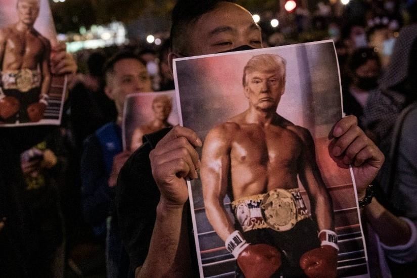 Nguoi bieu tinh Hong Kong gio anh TT Trump 'co bap' hinh anh