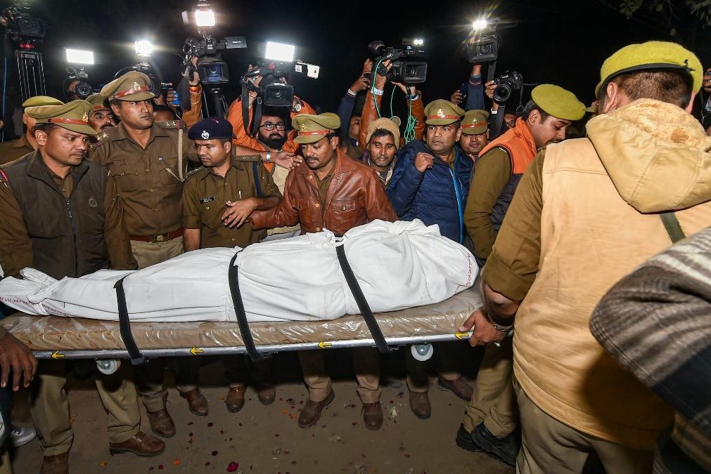 Gia dinh tu choi hoa tang co gai bi thieu song o An Do hinh anh