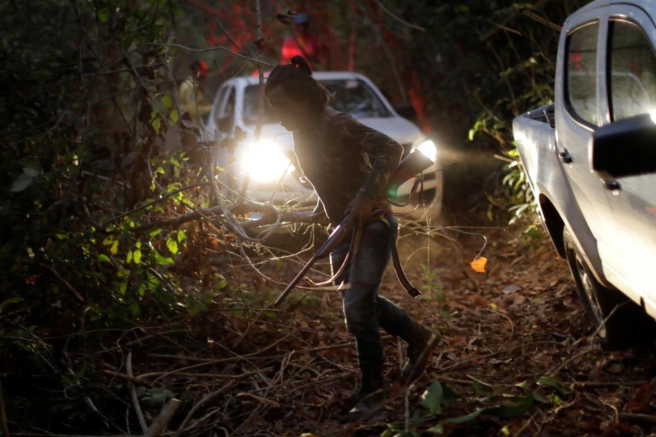 Thu linh tho dan Amazon bi xa sung giet chet giua cao toc hinh anh