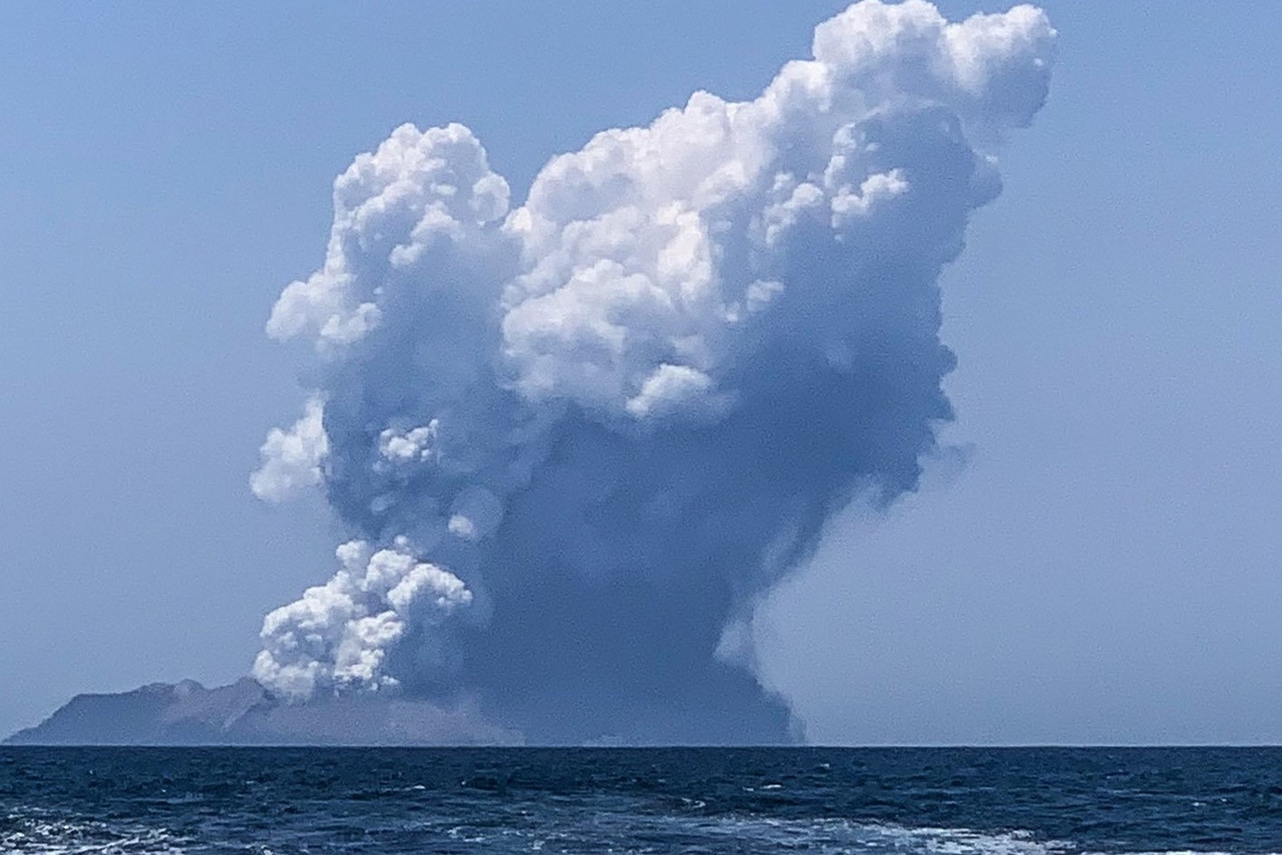 Nhieu du khach mat tich khi nui lua New Zealand phun trao hinh anh