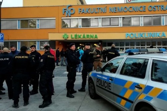 Tay sung giet chet 6 nguoi tai benh vien roi tu ban vao dau o Sec hinh anh