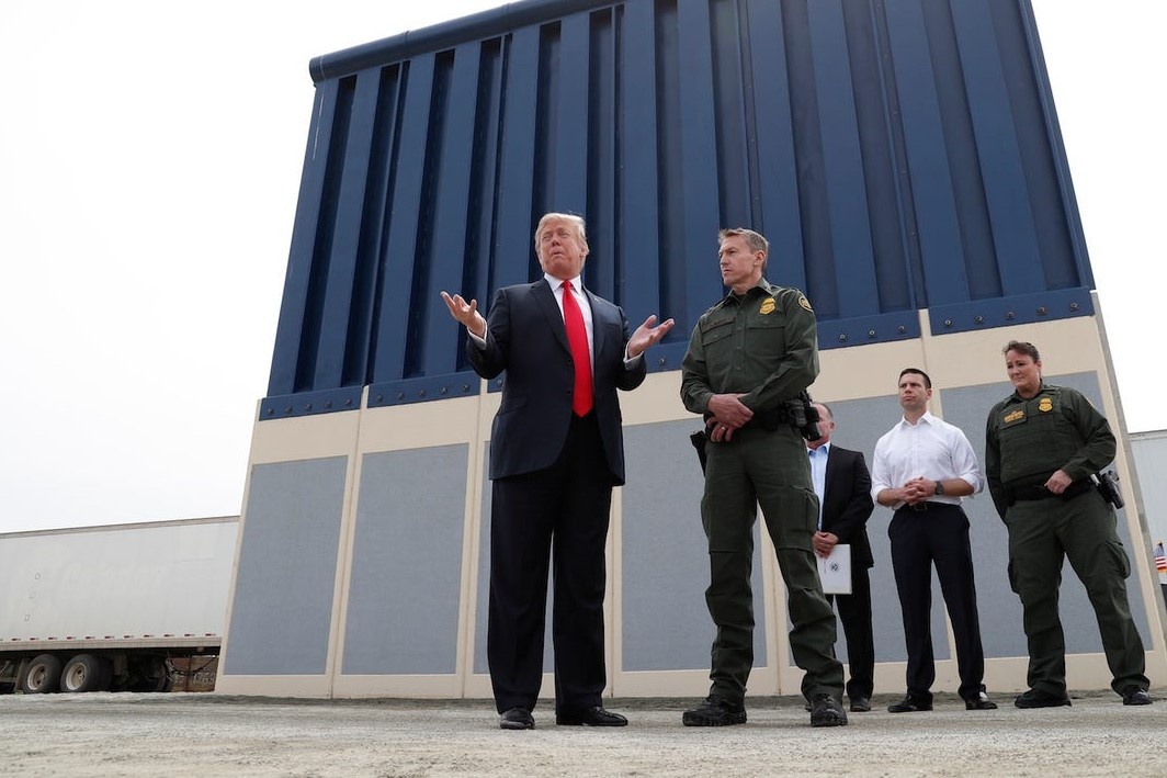 Tham phan My chan TT Trump lay tien quoc phong xay tuong bien gioi hinh anh