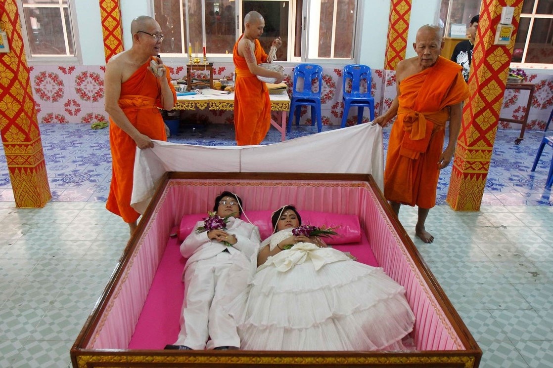 Dam ma gia, dap vo chen bat va nhung tuc le nam moi tren khap the gioi hinh anh